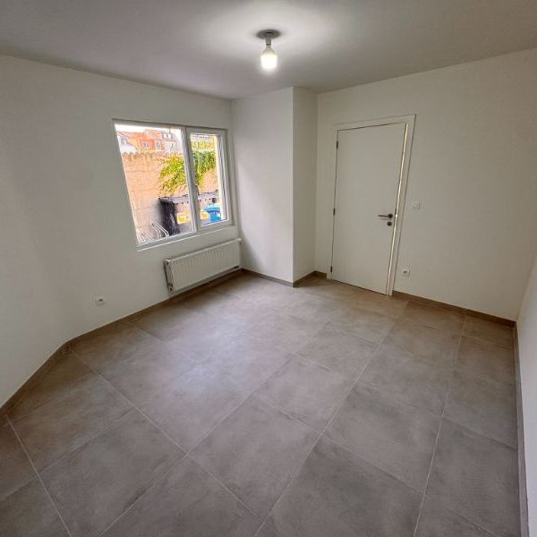 --- NIEUW --- Gerenoveerd gelijkvloers appartement met privaat terras - Foto 1