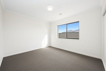 4 BEDROOM FAMILY HOME IN BOTANICA ESTATE - Photo 2