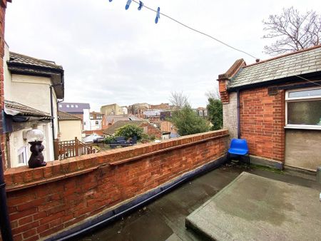 4 bedroom apartment to rent - Photo 2