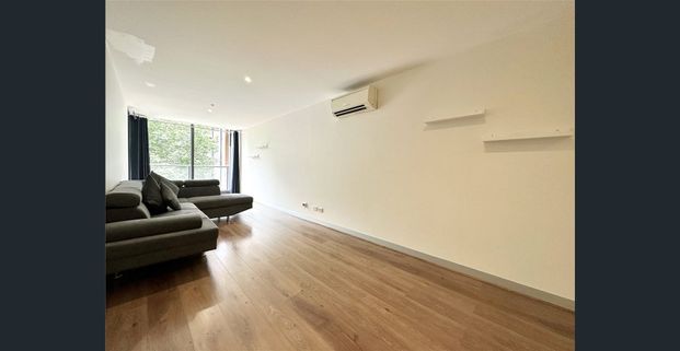 UNFURNISHED MAGNIFICENT TWO BEDROOM APARTMENT WITH SEPERATE STUDY ROOM LOCATED IN NORTHBANK PLACE CENTRAL - MELBOURNE CBD !!! - Photo 1
