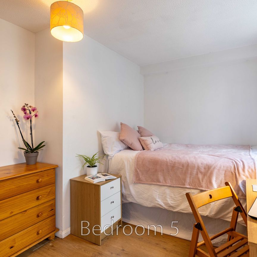 Room 1 - Photo 1