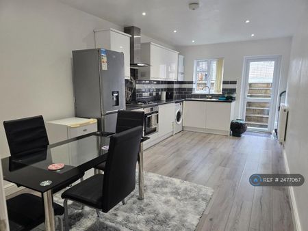 2 bedroom semi-detached house to rent - Photo 3