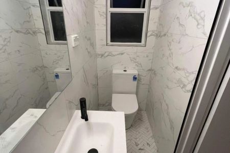 Perfectly positioned Studio apartment in a fabulous yet quiet location only 50 metres from Bondi Beach, Shops, Cafes and transport. - Photo 3