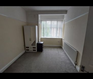 2 Bed Maisonette, Kildowan Road, IG3 - Photo 4