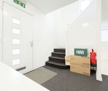 Double Room To Let - HP12 - Photo 3