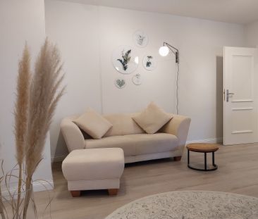 *Stilvolle Single-Wohnung im historischen Schloss Allner* Moderne W... - Photo 1