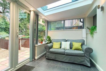 Sociable & spacious property with six ensuites, lounge and garden - Photo 3