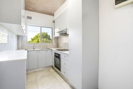 Light-filled 2-bedroom apartment - footsteps to Carlton Station - Photo 2