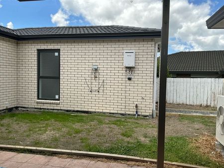 Modern 2BR Home in Ranui - AC & Courtyard - Photo 4