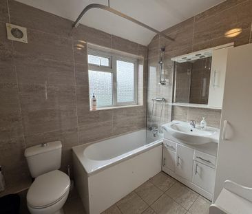 3 bedroom flat to rent - Photo 4