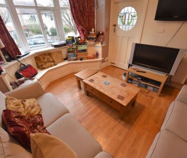 7 bedroom House in Moor Park Drive, Leeds - Photo 5