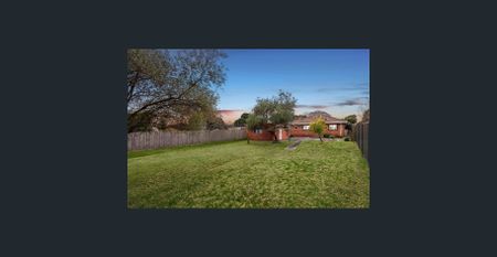 Three Bedroom Family Home - Walk to The Chase Shopping Center - Photo 2