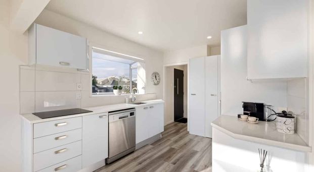 Spacious & Fully Furnished Living - Photo 1