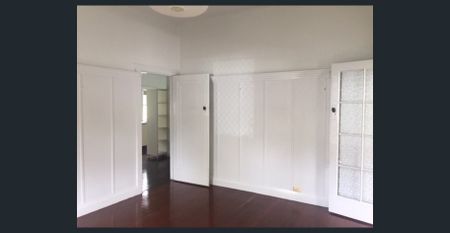 Neat 2 Bedroom Cottage close to Square & Hospital - Water & Garden Maintenance Included - Photo 4