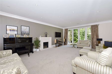 A wonderful 5 bedroom family home in the heart of the prestigious Oxshott Way Estate - Photo 4