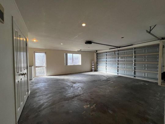 4 Bedroom, 2 Bathroom, 2 Living! - Photo 1