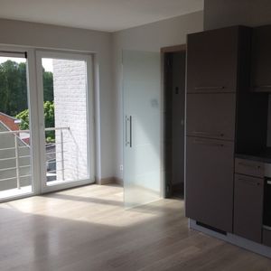appartement met 2 slpk en autostaanplaats nabij centrum - Photo 3