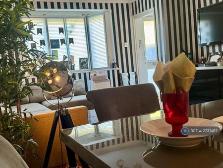 5 bedroom semi-detached house to rent - Photo 4