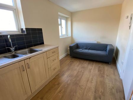 3 bedroom flat to rent - Photo 4