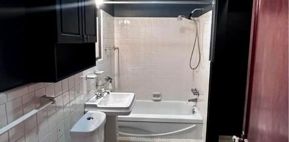 Grand 6 1/2 ; 4 chambre 1 salle de bain (2e étages d'un duplex) - Photo 2