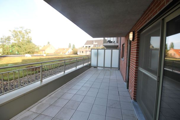 Ruim recent appartement met 2 slaapkamers, terras en autostaanplaats. Gelegen in het centrum. - Photo 1