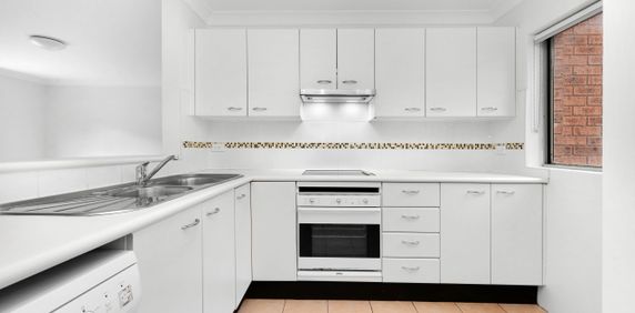 Spacious And Centrally Positioned - Photo 2