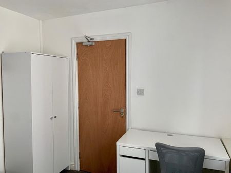 4 bedroom end of terrace house to rent - Photo 5