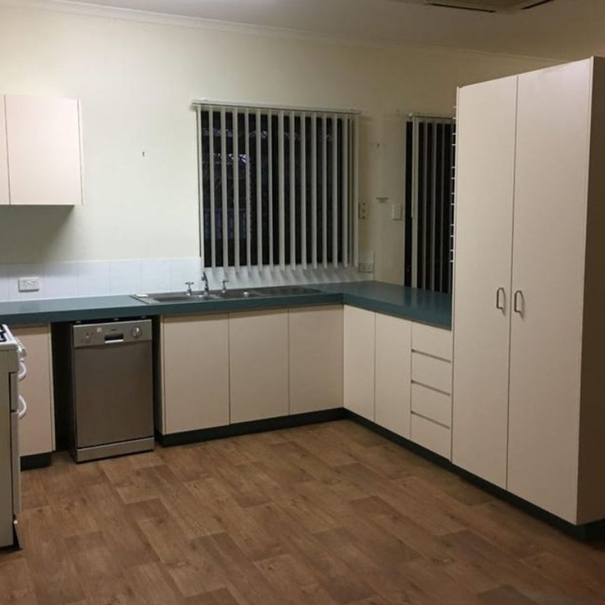 GREAT VALUE FOR MONEY - Broome Style 4x1 - Photo 1