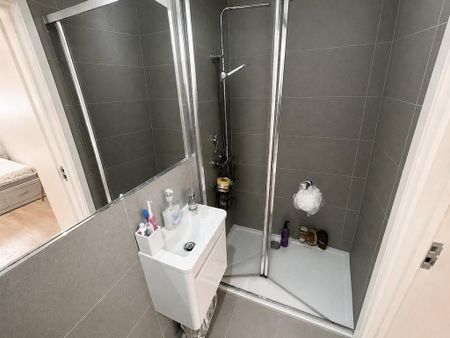 1 bedroom in a house share to rent - Photo 5