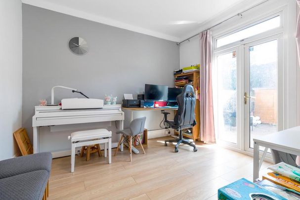 4 bedroom semi-detached house to rent - Photo 1