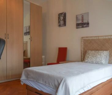 Room in a shared 5-bedroom apartment for rent in Fuente del Berro - Photo 2