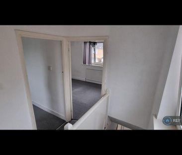 2 bedroom end of terrace house to rent - Photo 2