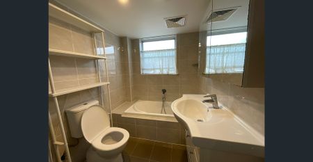 Peaceful apartment with 2 balconies & prime position - Photo 4