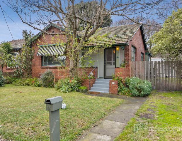 Spacious Family Home in Hampton - Perfect for Modern Living - Photo 1
