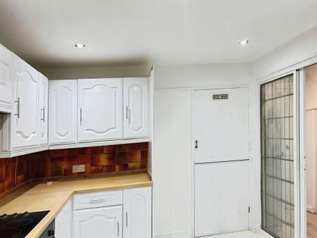 3 bedroom end of terrace house to rent - Photo 4