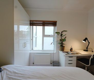 Room in a Shared House, Keats Close, SE1 - Photo 6