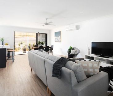 Beautiful 4 Bedroom Townhouse - Photo 4