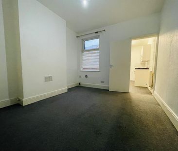 2 Bed House - mid terrace - Photo 5