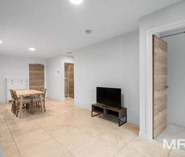 Designer apartment located opposite Albert Park Lake - Photo 1