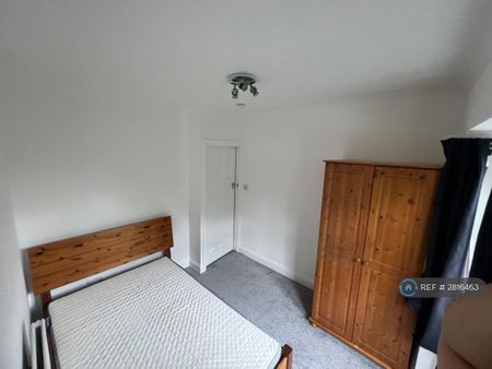 1 bedroom in a house share to rent - Photo 2