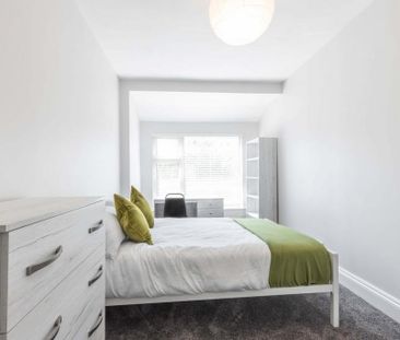 4 bedroom semi-detached house to rent - Photo 2