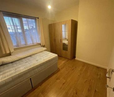 Bedroom House With Garden And Own Driveway - Edgware, HA8 - Photo 6