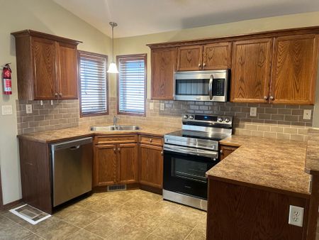 Full House in the lovely suburb of Inglewood - Photo 5