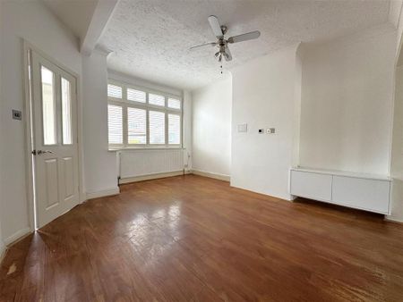 5 bedroom semi-detached house to rent - Photo 2