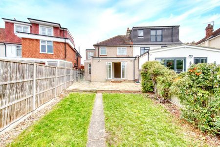 4 bedroom semi-detached house to rent - Photo 3