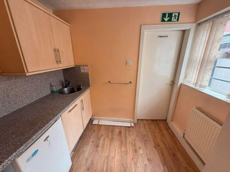 Terraced house to rent - Photo 4