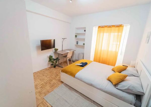 Calle de la Reina Mercedes, Madrid, Community of Madrid 28020