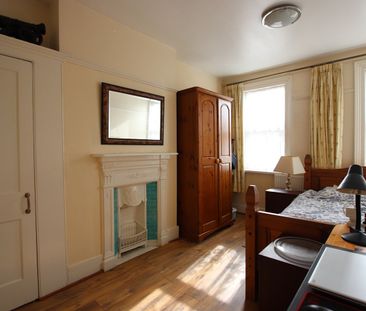 3 Bed Semi-Detached House, Weybridge Road, CR7 - Photo 2