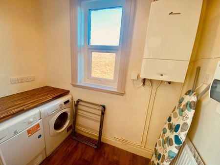 Newly Decorated City Centre Flat with Roof Terrace - Bills Included Room 3 - Photo 5