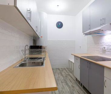 Room in a shared 9-bedroom apartment for rent in Lisbon, Professionals only - Foto 5